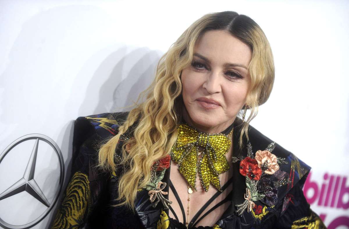 2016 übt Madonna laut Kritik an der  Musikbranche sieht. „Hübsch und süß und sexy“ dürften Frauen sein, meinungsstarke Frauen würden dagegen nicht gern gesehen. „Und schließlich: Altere nicht. Denn zu altern ist eine Sünde.“
