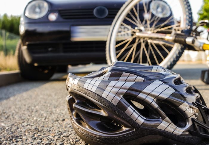 Unfall in Albstadt: Fahrrad beim Abbiegen mit Auto kollidiert