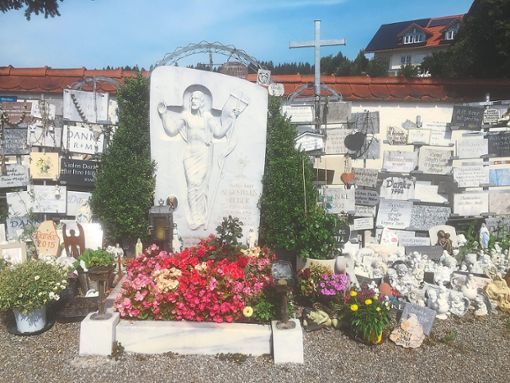 Das Grab des Segenspfarrers Augustinus Hieber in Merazhofen wird auch besucht.   Foto: Fußnegger Foto: Schwarzwälder Bote