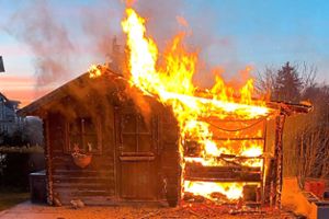 Ein Gartenhaus geht in der Überlinger Straße in Rottweil vor gut einer Woche in Flammen auf. Foto: Feuerwehr Rottweil