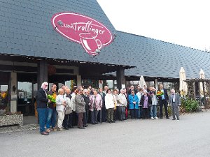 Diese Althengstetter Senioren erfuhren in der Schlossbergkellerei, wie die Traube zu Wein wird. Foto: Baumann Foto: Schwarzwälder-Bote