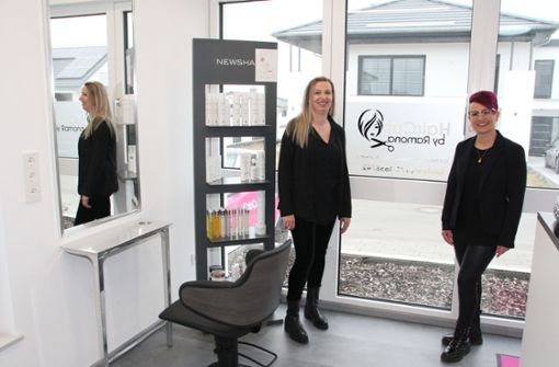 Friseurmeisterin Ramona Haser (links) wird jetzt  in ihrem Friseursalon von Friseurin Diana Wassmer unterstützt. Foto: Kost