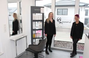 Friseurmeisterin Ramona Haser (links) wird jetzt  in ihrem Friseursalon von Friseurin Diana Wassmer unterstützt. Foto: Kost