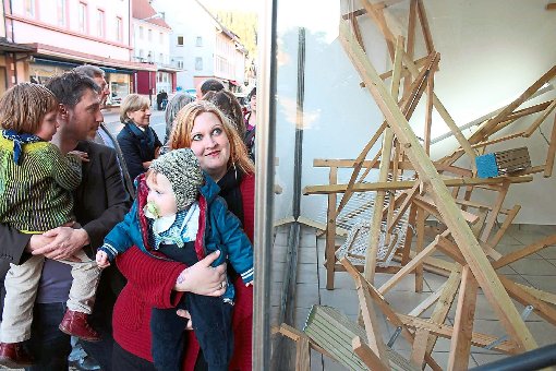 Mateusz Budasz und Ariane Faller mit ihren beiden Kindern bei der Eröffnung ihrer Installation im Schaufenster in der Wilhelmstraße.   Foto: Frank-Gauckler Foto: Schwarzwälder-Bote