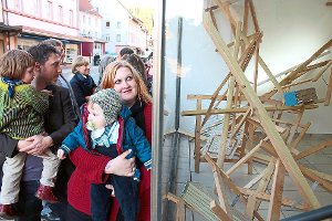 Mateusz Budasz und Ariane Faller mit ihren beiden Kindern bei der Eröffnung ihrer Installation im Schaufenster in der Wilhelmstraße.   Foto: Frank-Gauckler Foto: Schwarzwälder-Bote