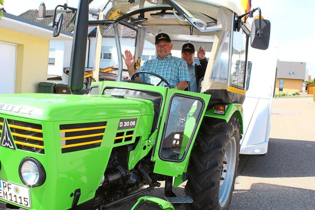 Viele Stunden haben Egon Knebel (links) und Siegfried Krämer in den Umbau des 38 Jahre alten Deutz-Traktors investiert. Nun soll er sie bis nach Mallorca bringen. Foto: SB