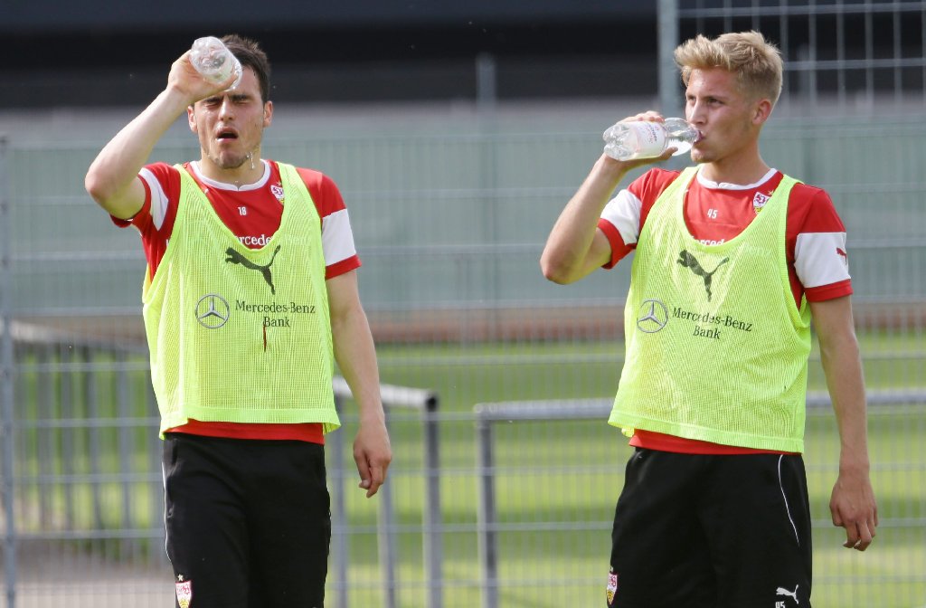 Abkühlen an heißen Tagen: Die VfB-Stuttgart-Spieler Filip Kostic (links) und Timo Baumgartl.
