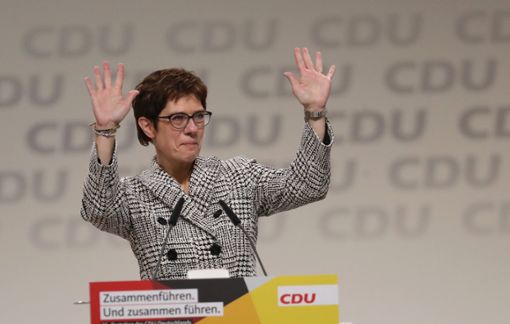 Sie winkt den Parteitagsdelegierten zu: die neue Bundesvorsitzende Annegret Kramp-Karrenbauer.  Foto: Charisius Foto: Schwarzwälder Bote