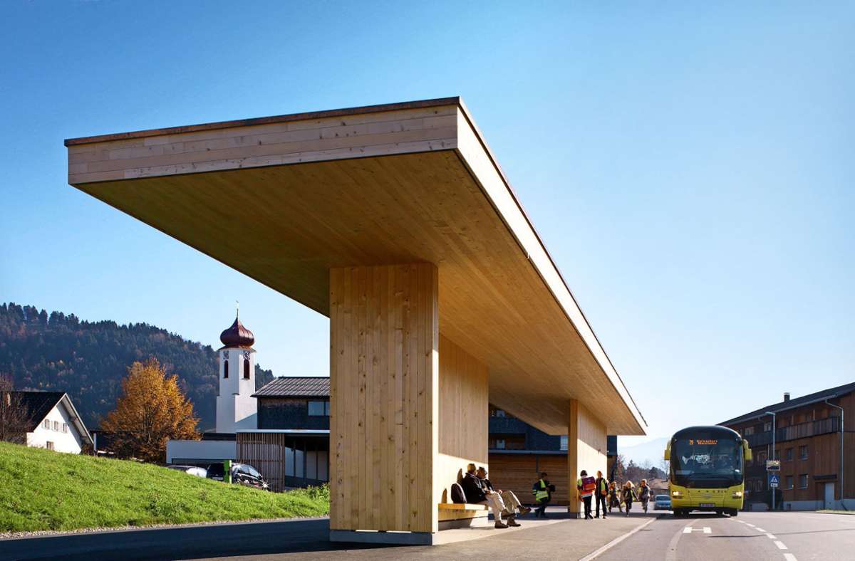 Da wartet man doch gerne  auf den Bus: Haltestelle im österreichischen Krumbach Foto: Adolf Bereuter