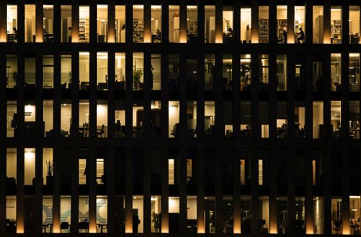Auch bei der Beleuchtung nicht genutzter Büros lässt sich einiges an Energiekosten einsparen. Foto: imago images/photothek/Florian Gaertner