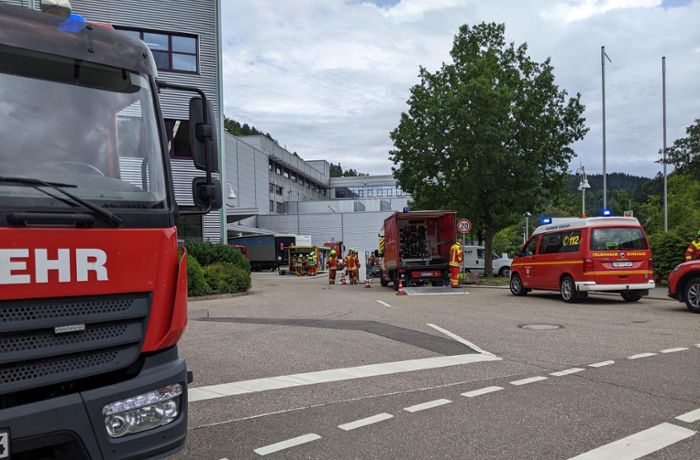 Großeinsatz bei Hansgrohe: Feuerwehr rückt wegen unbekannter Flüssigkeit aus