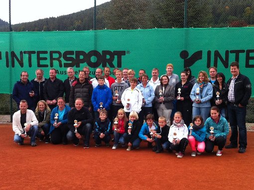 Jede Menge Sieger, viele Pokale – die Gewinner des Baiersbronner Tennisturniers.   Foto: Haag Foto: Schwarzwälder-Bote