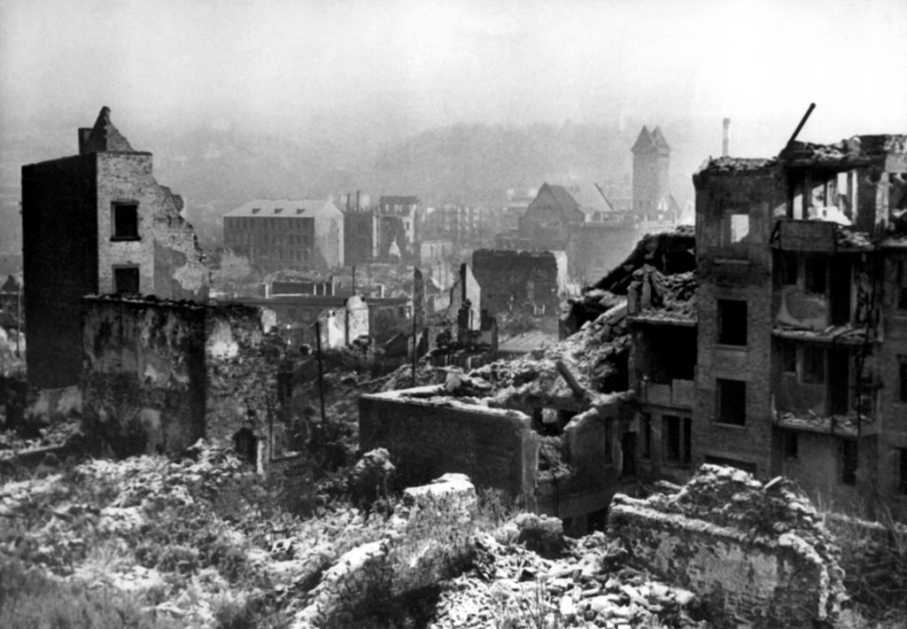 Blick auf das zerstörte Pforzheim nach dem Ende des Zweiten Weltkriegs 1945.  Foto: picture alliance / dpa +++ dpa-Bildfunk +++