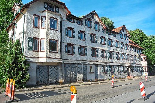 Das frühere Sonnenhotel in Obertal verfällt und ist mittlerweile zu einer Gefahr für den Straßenverkehr geworden. Foto: Braun