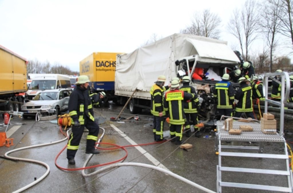 Zwölf Verletzte bei Augsburg: Schneesturm führt zu Massenkarambolage