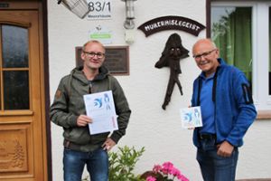 Markus Klausmann (links) erhält die Urkunde und Plakette Schwalbenfreundliches Haus von Roland Fischinger überreicht Foto: Nabu Foto: Schwarzwälder Bote
