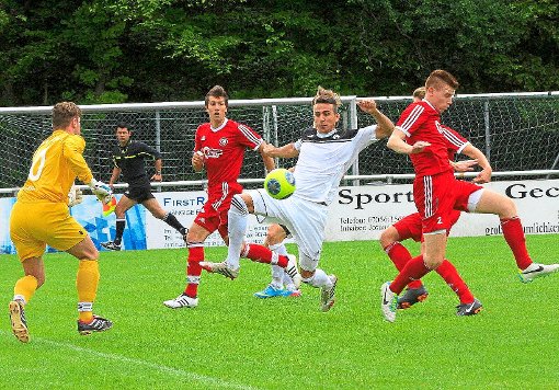 Roberto Klug (rechts/am Ball) ist für die Sportfreunde Gechingen nur sehr schwer zu ersetzen. Foto: Kraushaar Foto: Schwarzwälder-Bote