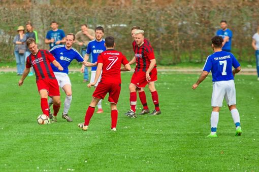 Der SV Schönbronn (am Ball) kassierte beim Gastspiel in Altemsteig eine fast schon historische 0:7-Niederlage.   Foto: Löffler Foto: Schwarzwälder Bote