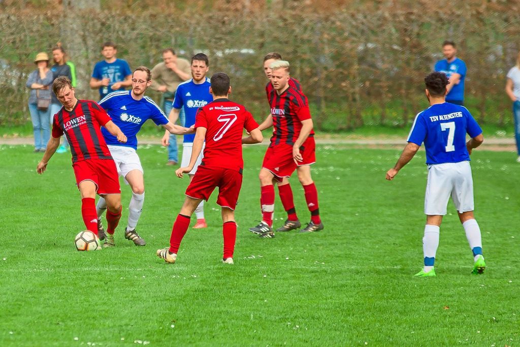 Der SV Schönbronn (am Ball) kassierte beim Gastspiel in Altemsteig eine fast schon historische 0:7-Niederlage.   Foto: Löffler Foto: Schwarzwälder Bote