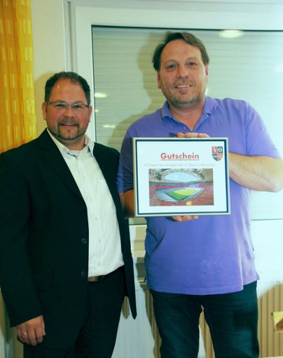 Ewald Sinz (rechts) dankt seinem Vorgänger Thomas Saumweber mit einem Geschenk. Foto: Kost