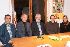 Freuen sich auf das außergewöhnliche Konzert am 16. November (von links): Imam Mücahit Güzel, die Pfarrer Michael Uhl, Helmut Steidel und Christian Meyer sowie Merican Durmus.  Foto: Störr