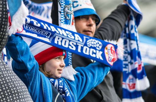Die Fans des FC Hansa Rostock dürfen am Wochenende wieder ins Stadion – ein kleiner Teil. Foto: imago images/Fotostand