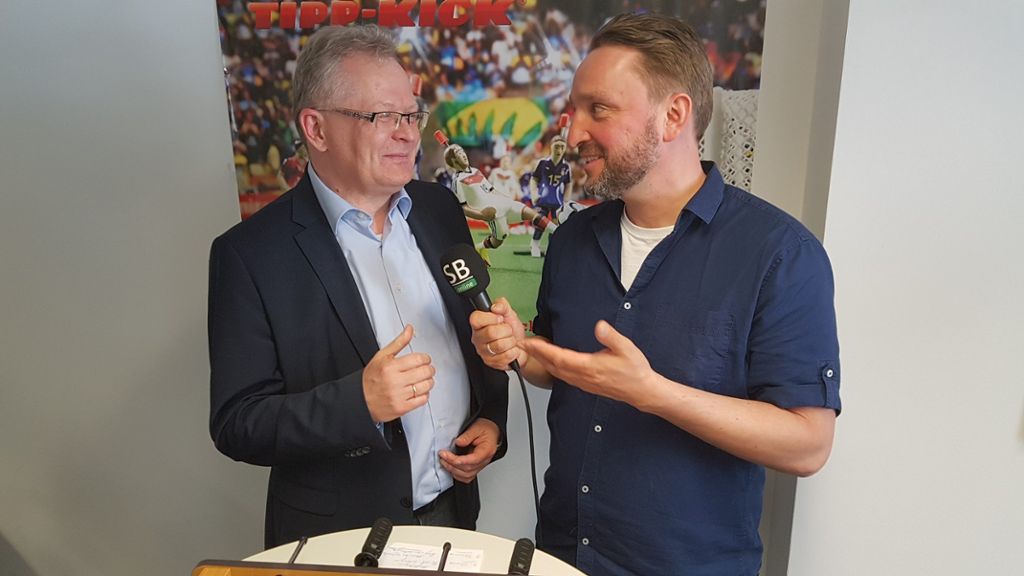 Geballte Fußballkompetenz: Chefredakteur Hans-Peter Schreijäg und Reporter Frank Campos.