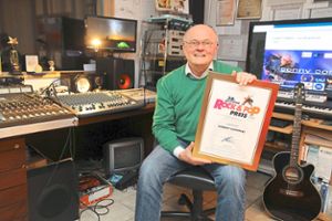 Conny Conrad hält seine Auszeichnung, den Deutschen Rock- und Pop-Preis, in den Händen.Foto: Mattenschlager Foto: Schwarzwälder Bote