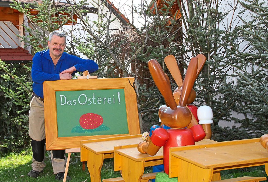 Rainer Dausch mit seiner  liebevoll gestalteten Hasenschule.Fotos: Haug