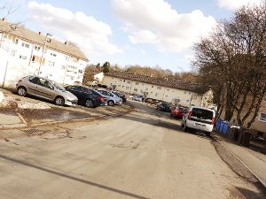 Zu viele Autos, zu wenig Platz: In der Friedrich-List-Straße soll ein Längsparkstreifen eingerichtet werden. Foto: Eyrich Foto: Schwarzwälder-Bote