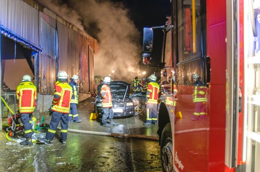 Ein Fahrzeugbrand in Ottenbronn griff am Montagabend auf einen Stall über.  Foto: KFV Calw
