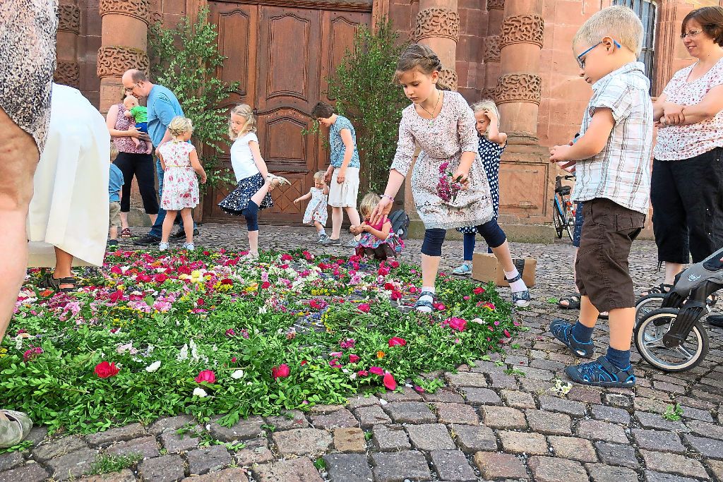 Im Rahmen des Kindergottesdienstes durften die Kleinsten selbst einen Blumenteppich in Schuttern gestalten.