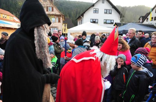 Der Nikolaus hatte auf dem Tennenbronner Weihnachtsmarkt für jedes Kind ein Geschenk dabei. Foto: Ziechaus