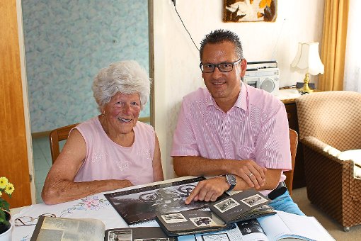 Die 93-jährige Lotte Finkbeiner  aus Tonbach hat Jürgen Morlok einiges zu berichten. Foto: Braun Foto: Schwarzwälder-Bote