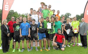 Die besten Teams beim Leichtathletik-Kreisschulsporttag in Donaueschingen freuten sich über T-Shirts und Urkunden. Fotos: Maier Foto: Schwarzwälder-Bote