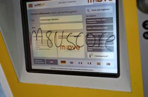 Dieser Schriftzug sorgt bei vielen Schwenningern für Zornesröte – hier prangt er an einem Ticketautomaten am Bahnhof. Foto: Marc Eich