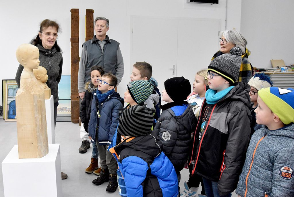 Von Angesicht zu Angesicht: Friederike Schleeh und Jens Hogh-Binder zeigen den Kindern ihre Altersgenossen aus Holz.   Foto: Siegmeier