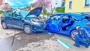 Frontalzusammenstoß in Offenburg: Feuerwehr muss zwei Schwerverletzte aus Autowracks schneiden