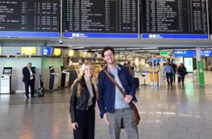 Unsere beiden Reporter Julia Meene und Cornelius Eyckeler testen auf dem Weg von Oberndorf nach Frankfurt den Zug bzw. das Flugzeug. Foto: Privat