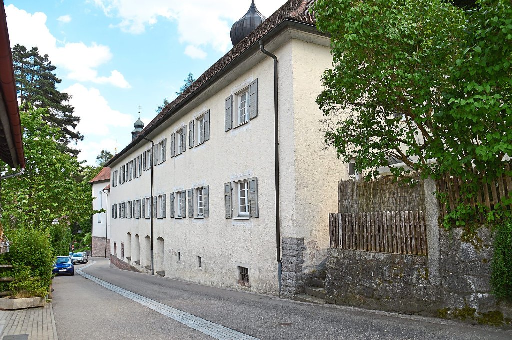 Über den Garten soll das zentrale Pfarrbüro barrierefrei erreicht werden, das im hinteren Teil des im Jahr 1709 in der Struktur eines Klosterkonvents erbauten Hauses untergebracht werden soll.