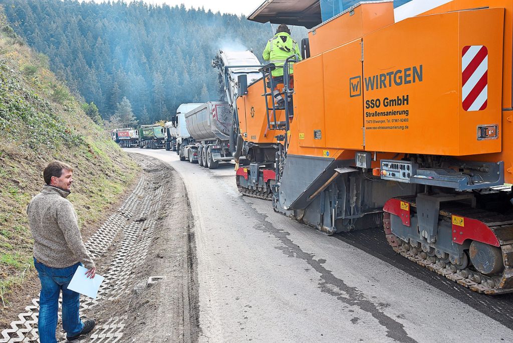 Rund 4000 Tonnen Asphalt –­ 160 Lastwagen voll werden vom rund drei Kilometer langen Altenburger Weg abgefräst. Eine rechtzeitige Sanierung spare in der Summe Geld, sagt Joachim Hilser von der Straßenbauabteilung des Landratsamts Rottweil.
