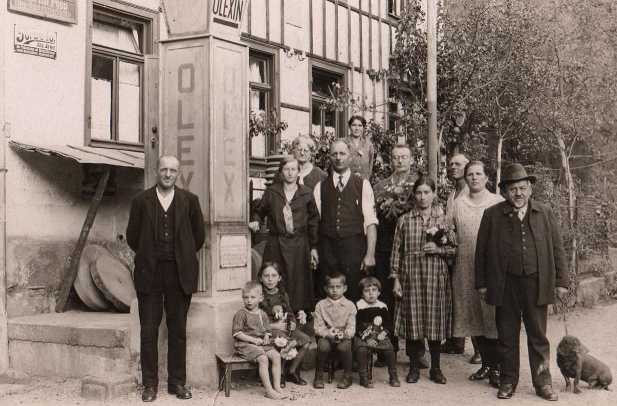 Am Rappenfelsen ist einst die Nähmaschinenwerkstatt der Familie Popp entstanden. Rechts Leonhard Popp, der die Geschäfte ab 1934 führte, links sitzend Martin Popp, der mittlerweile 92-jährige Vater des derzeitigen Inhabers. Foto: Popp