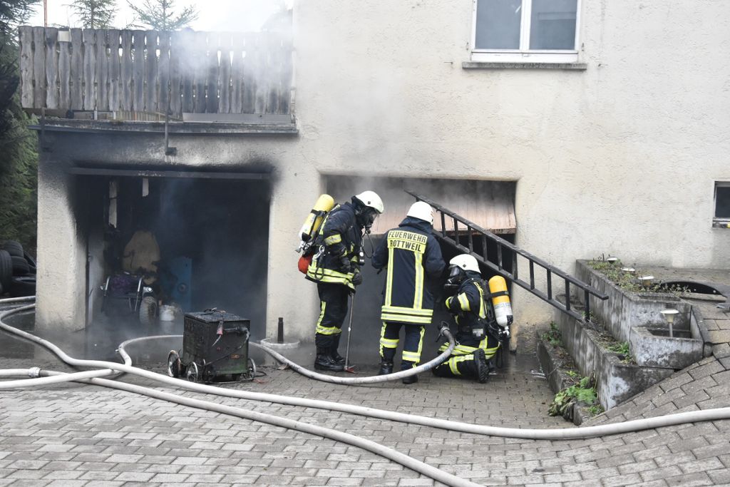 Die Feuerwehr rückt in Rottweil zu einem Brand eines Hauses Ecke Goethe-/Schützenstraße aus.