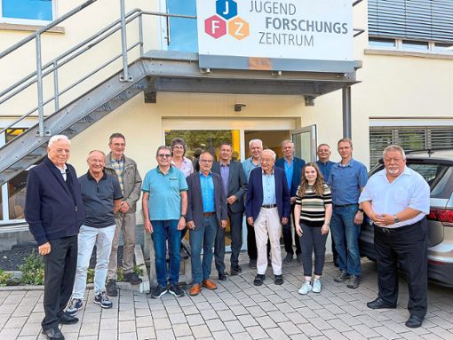 Der Vereins der Freunde des Jugendforschungszentrums Schwarzwald-Schönbuch ließ sich über die Arbeit am JFZ   informieren.Foto: Renz Foto: Schwarzwälder Bote