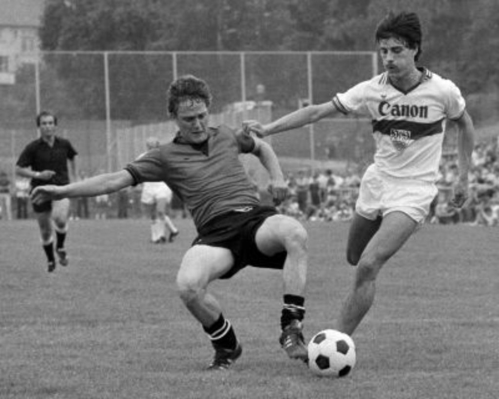 Joachim Löw als Spieler: Am 26. Juli 1980 bei einem Freundschaftsspiel mit dem VfB Stuttgart in Bondorf. Für den VfB war er viermal in der Bundesliga im Einsatz, schoss kein Tor. Die ...