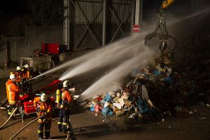 Bereits zum zweiten Mal innerhalb von drei Wochen brennt es in einer Recyclingfirma in Remseck im Kreis Ludwigsburg. Foto: www.7aktuell.de | Dan Becker