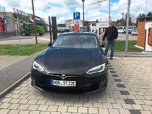 Ein Mann und sein Auto: Jérôme Brunelle tankt am Supercharger, wo er den Strom für seinen Tesla kostenlos bezieht.    Foto: Brunelle