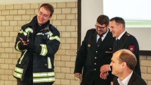 Als Bürgermeister von Kappel-Grafenhausen ist Philipp Klotz (links) auch oberster Feuerwehrmann. Seine Einsatzjacke brachten ihn die Feuerwehrleute gleich zur Vereidigung mit. Foto: Decoux
