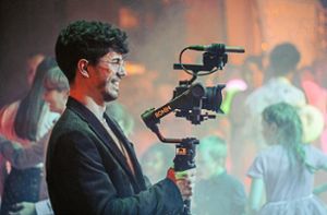 Markus Schwarz in seinem Element: Als Kameramann und Produzent dreht der 22-Jährige Videos für diverse Kunden. Foto: Jana Johnston