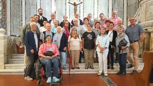 In der evangelischen Kirche in Rom stellte sich die Gruppe gemeinsam mit Pfarrer Michael Jonas (oben links) zum Gruppenfoto auf. Fotos: Bibelerlebniswelt Foto: Schwarzwälder Bote